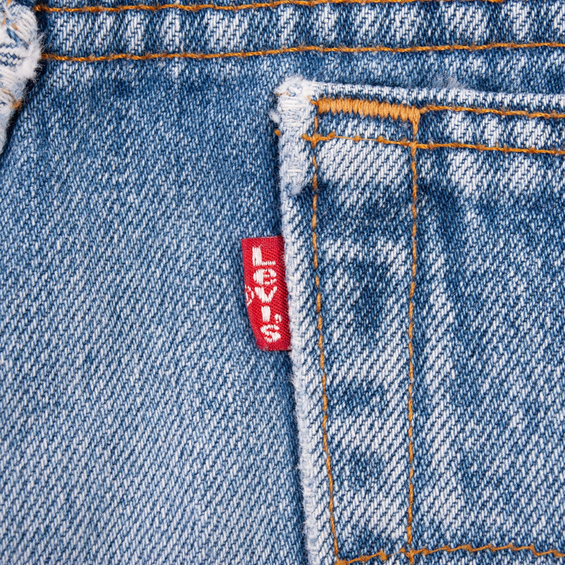 Vintage Levis 501 Indigo Jeans 1980S Size 32X31 Made In Usa With A Medium Wash With Light Whiskers

Size on Tag is 35X36 Actual Size Is 32X31

Back button #520