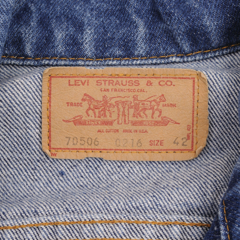 Beautiful Vintage Levis Type 3 Jacket With a Medium Wash 4 Pockets 1980S Made In USA Size 42. 70506 0216 Back Button #527