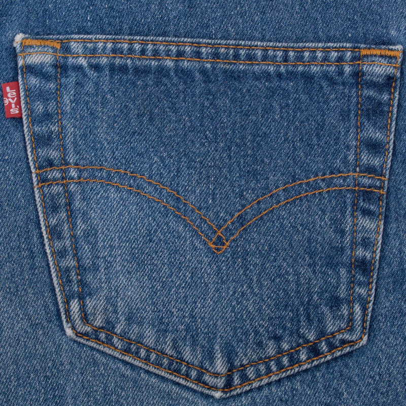 Vintage Levis 501 Indigo Jeans 1980S Size 34X33 Made In Usa With A Medium Wash With Light Whiskers

Size on Tag is 36X36 Actual Size Is 34X33

Back button #552